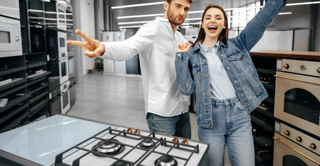 casal feliz por ter encontrado a solução para deixar o fogão brilhando
