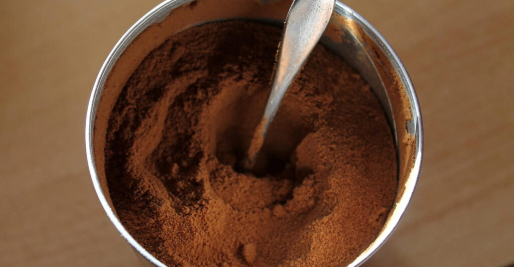 recipiente com pó de café na geladeira