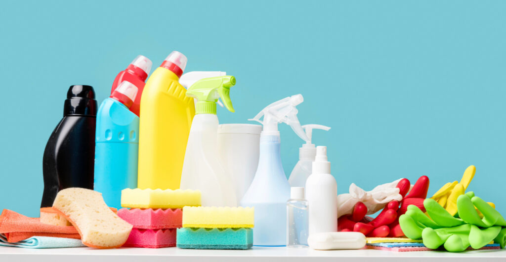 vários produtos de limpeza, esponjas de limpeza e luvas para realizar limpeza