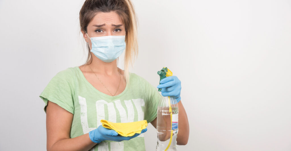 O que realmente acontece ao misturar vinagre com água sanitária