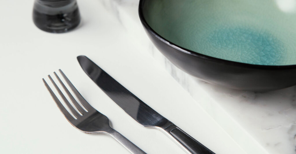 Talheres de inox brilhando