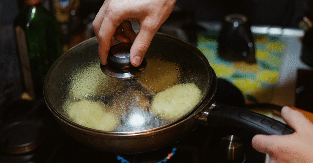 Você vai se surpreender: o truque simples que deixa a tampa de vidro da panela brilhando de novo!