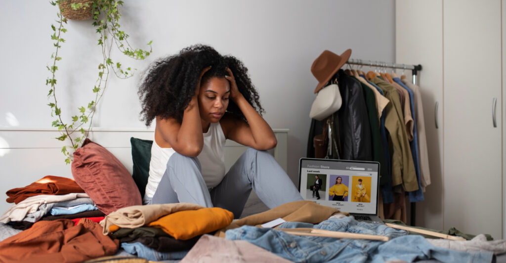 Descoberta viral: o método que deixa o guarda-roupa pequeno super funcional