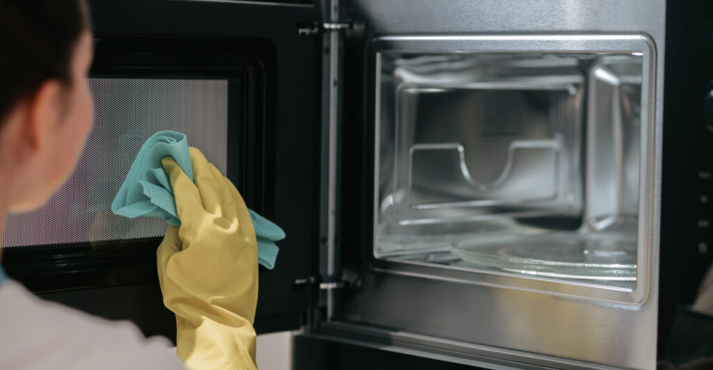 Você nunca mais vai esfregar o micro-ondas depois de conhecer esse método